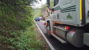 Manteniendo la Carretera Segura: Tecomatlán Actúa tras las Lluvias