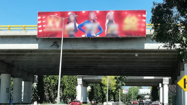 La Secretaría de Medio Ambiente en Puebla retiró 19 espectaculares publicitarios por fomentar el sexismo y la cosificación de las mujeres
