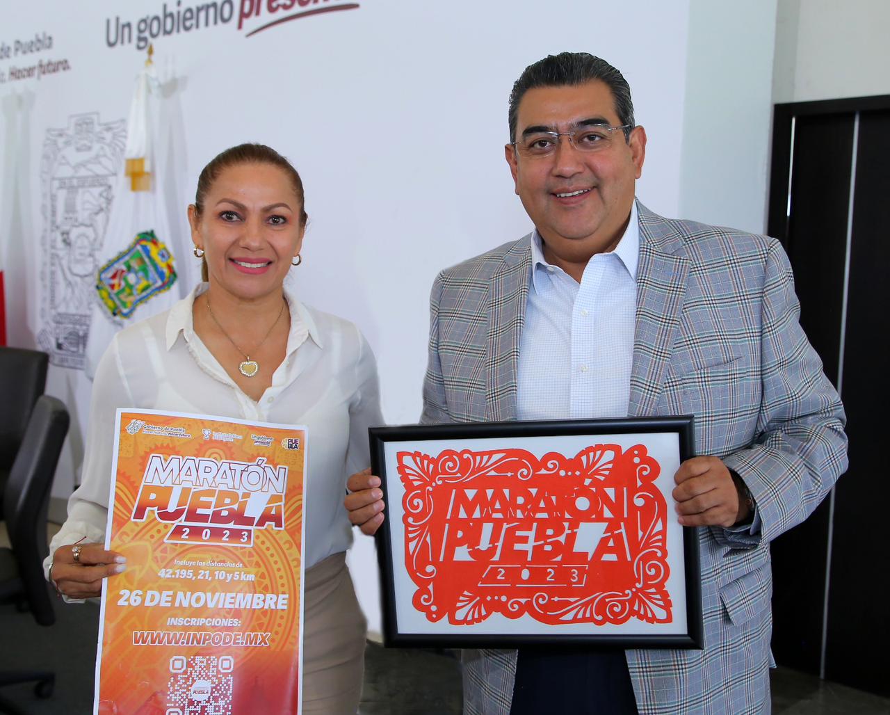 Yadira Lira Navarro, directora general del Instituto Poblano del Deporte (INPODE) y el gobernador Sergio Salomón Céspedes Peregrina