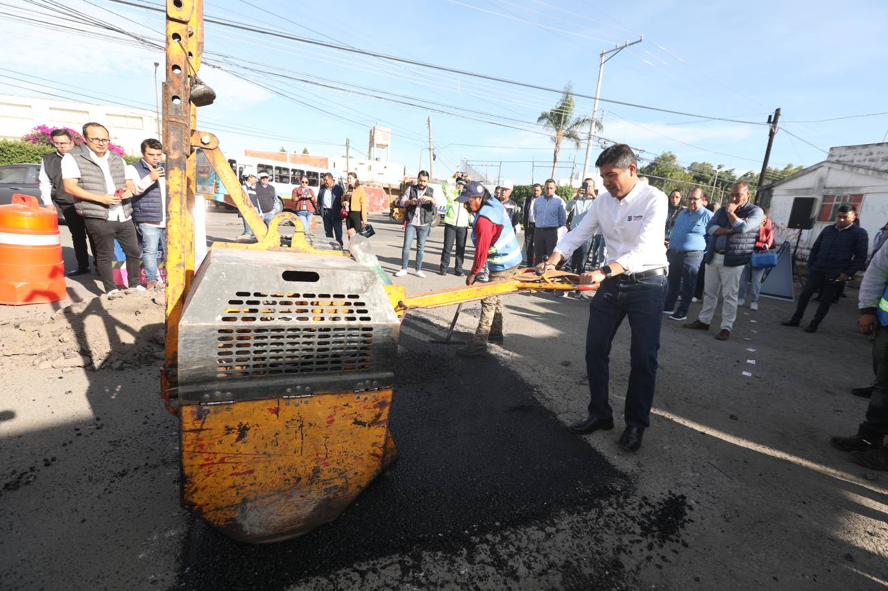 Eduardo Rivera Pérez, Presidente Municipal, refirió se invertirán 60 millones de pesos en esta fase, lo que permitirá llegar a la cifra de 200 mil baches tapados en lo que va de la administración