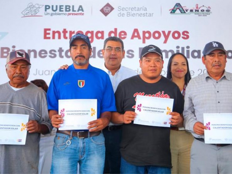Apoyo a las Familias Poblanas: 100 Calentadores Solares Entregados por el Gobernador Sergio Salomón