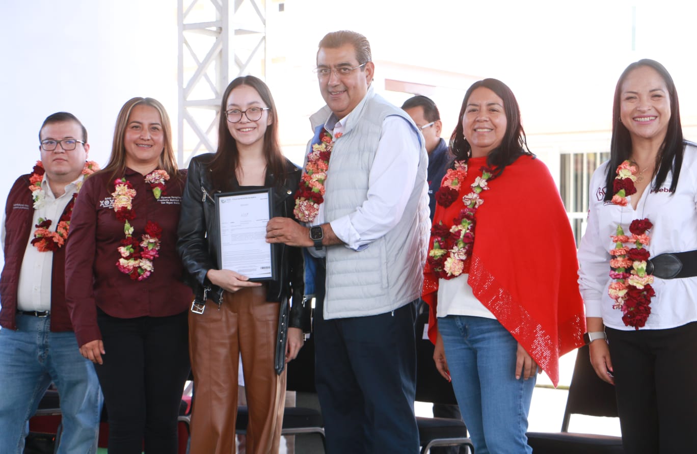 El gobierno encabezado por Sergio Salomón se une a la sociedad, entregando proyectos educativos en Xoxtla