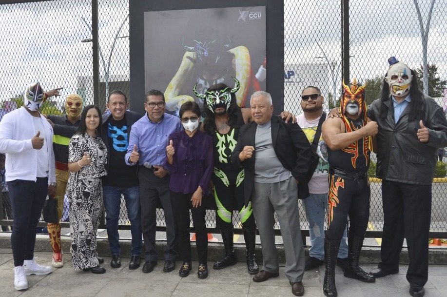 Acompañada de luchadores profesionales, la Rectora de la BUAP, María Lilia Cedillo Ramírez,