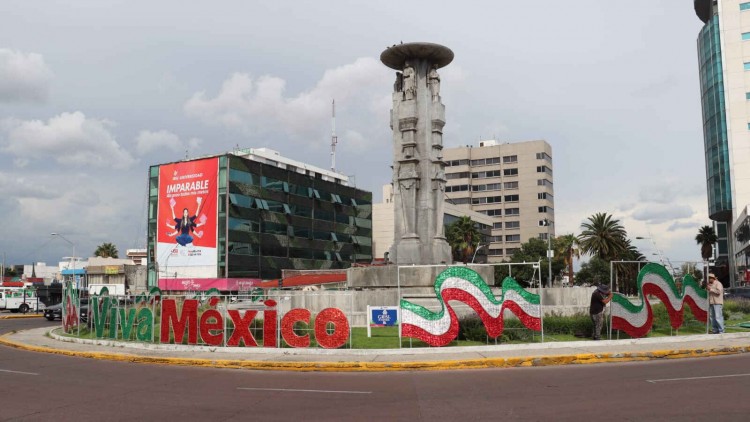 Comienza colocación de adornos patrios en Puebla Capital