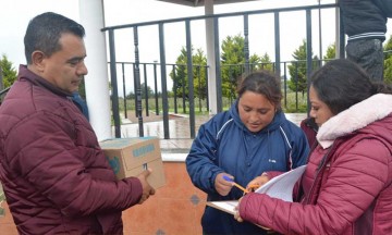 Ayuntamiento de Esperanza distribuye productos lácteos en diferentes comunidades