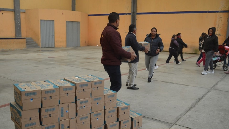 Ayuntamiento de Esperanza distribuye productos lácteos en diferentes comunidades
