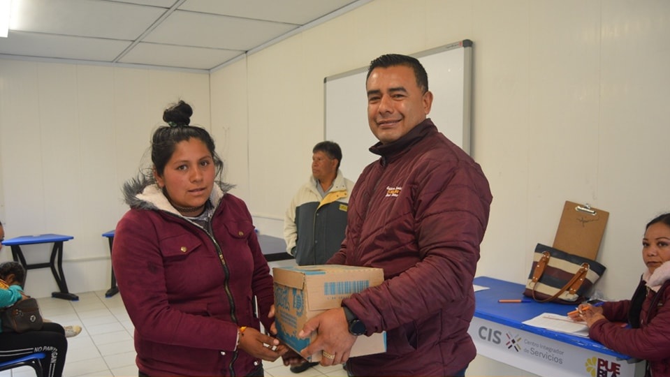 Ayuntamiento de Esperanza distribuye productos lácteos en diferentes comunidades