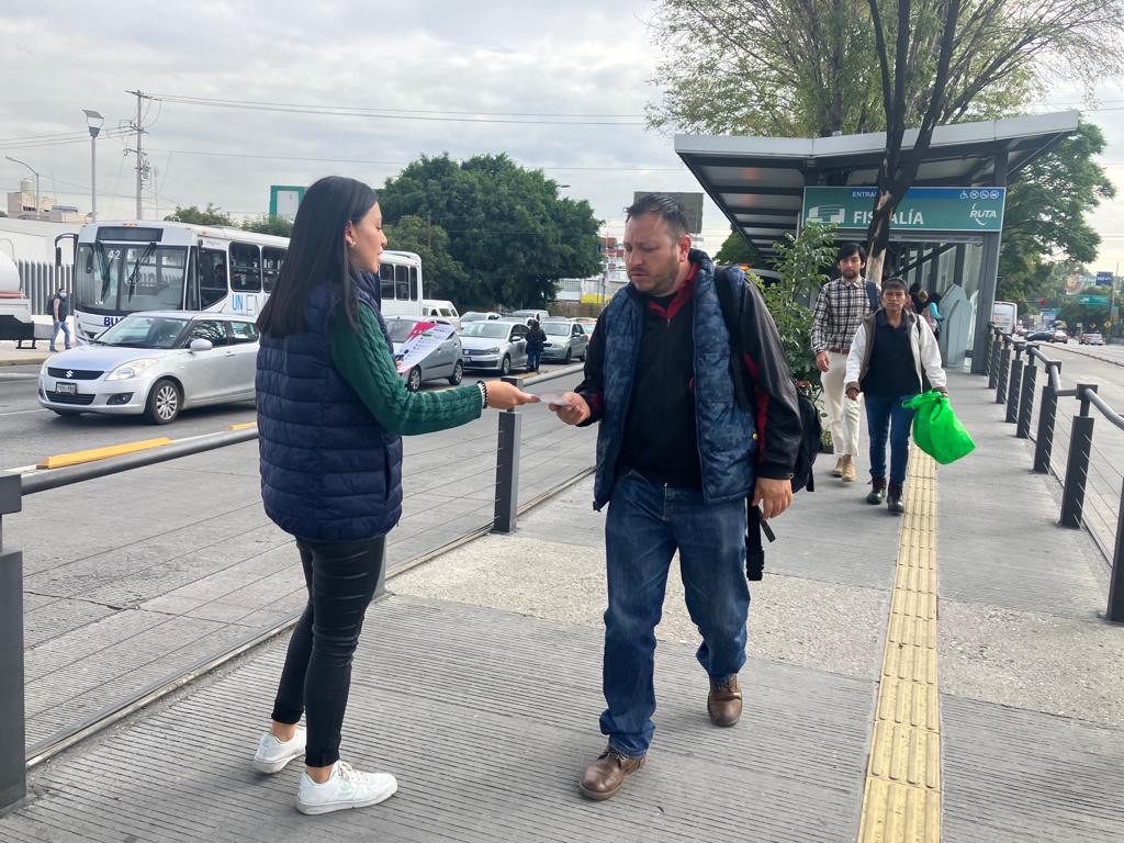 Se repartió el ‘Decálogo de un Peatón de 10’ en cinco puntos del bulevar 5 de Mayo a automovilistas y transeúntes.