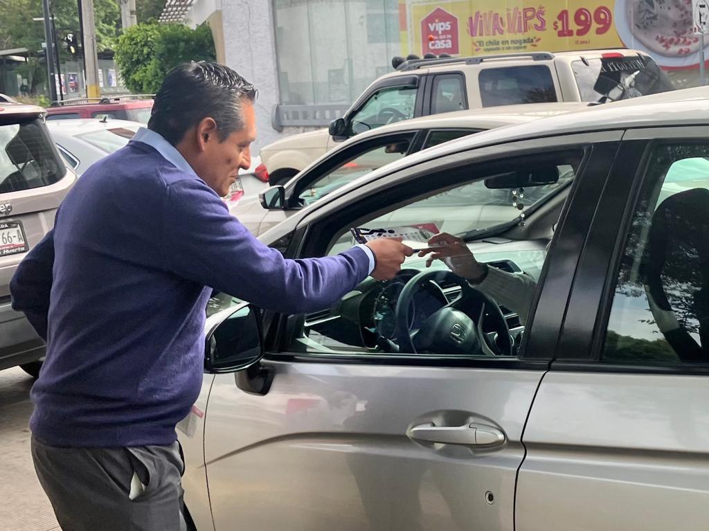 Se repartió el ‘Decálogo de un Peatón de 10’ en cinco puntos del bulevar 5 de Mayo a automovilistas y transeúntes.