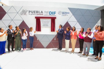 El gobernador Sergio Salomón y Gaby Bonilla, presidenta del Patronato del SEDIF, presidieron la inauguración de la rehabilitación del inmueble del DIF Municipal de San Pedro Cholula