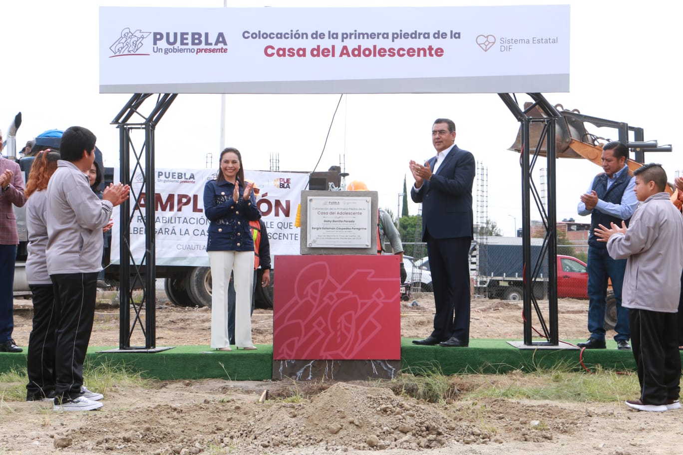 Sergio Salomón y la señora Gaby Bonilla, presidenta honoraria del patronato del organismo, colocaron la primera piedra de la Casa del Adolescente.