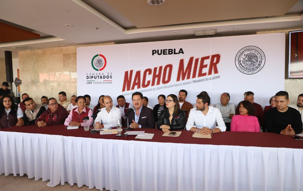 Ignacio Mier, fue arropado por compañeros del partido Morena, quienes al unísono vitoreaban “un fundador será gobernador”.