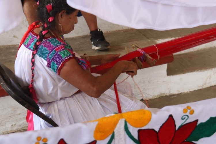 Tejiendo Tradiciones: Mujeres Indígenas Comparten el Arte del Bordado en Huitzilan 2023