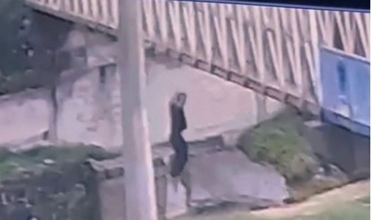 El joven se mantiene en el puente durante unos minutos y después decide aventarse