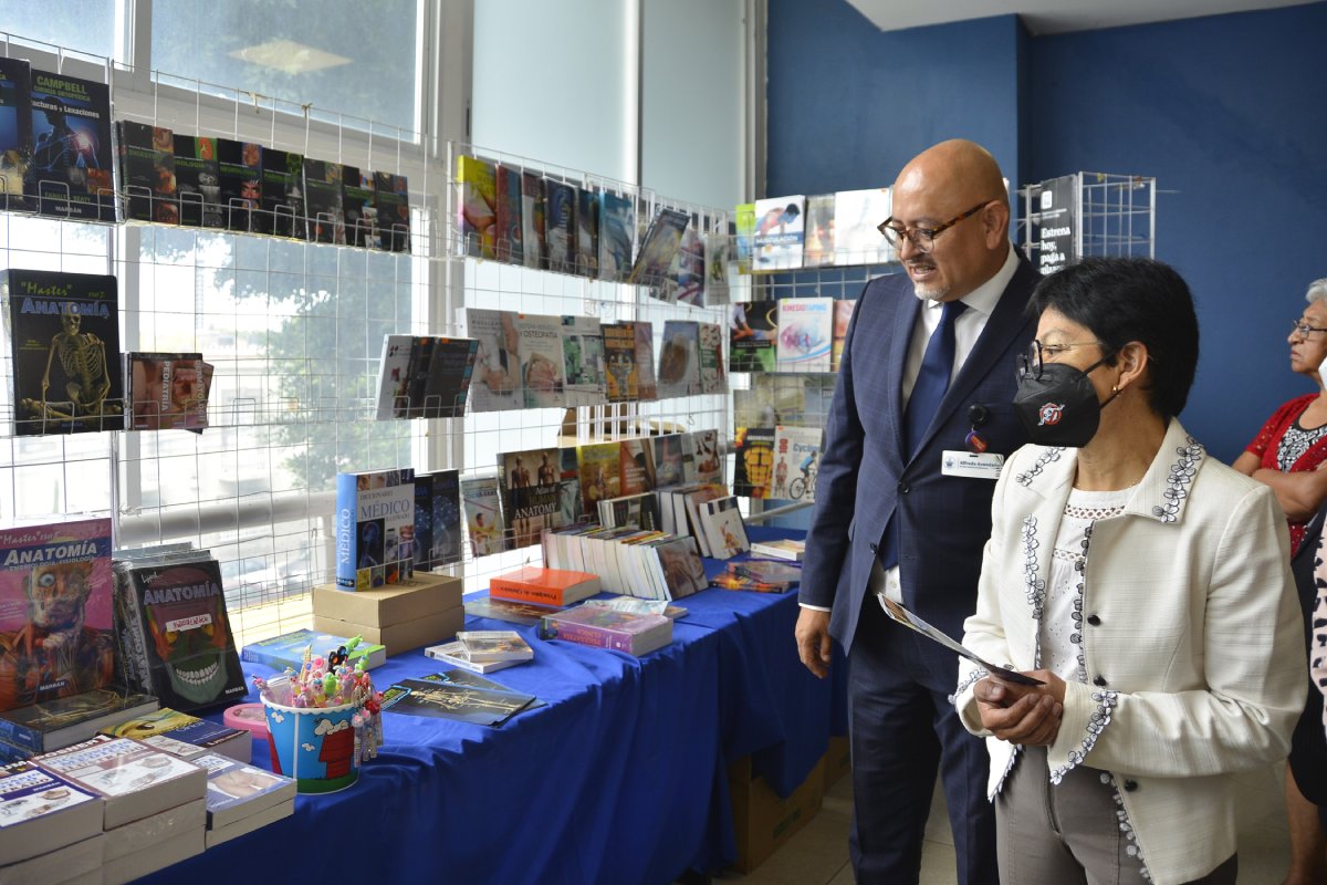 La Rectora María Lilia Cedillo Ramírez inauguró la Expo Libros del Área de la Salud