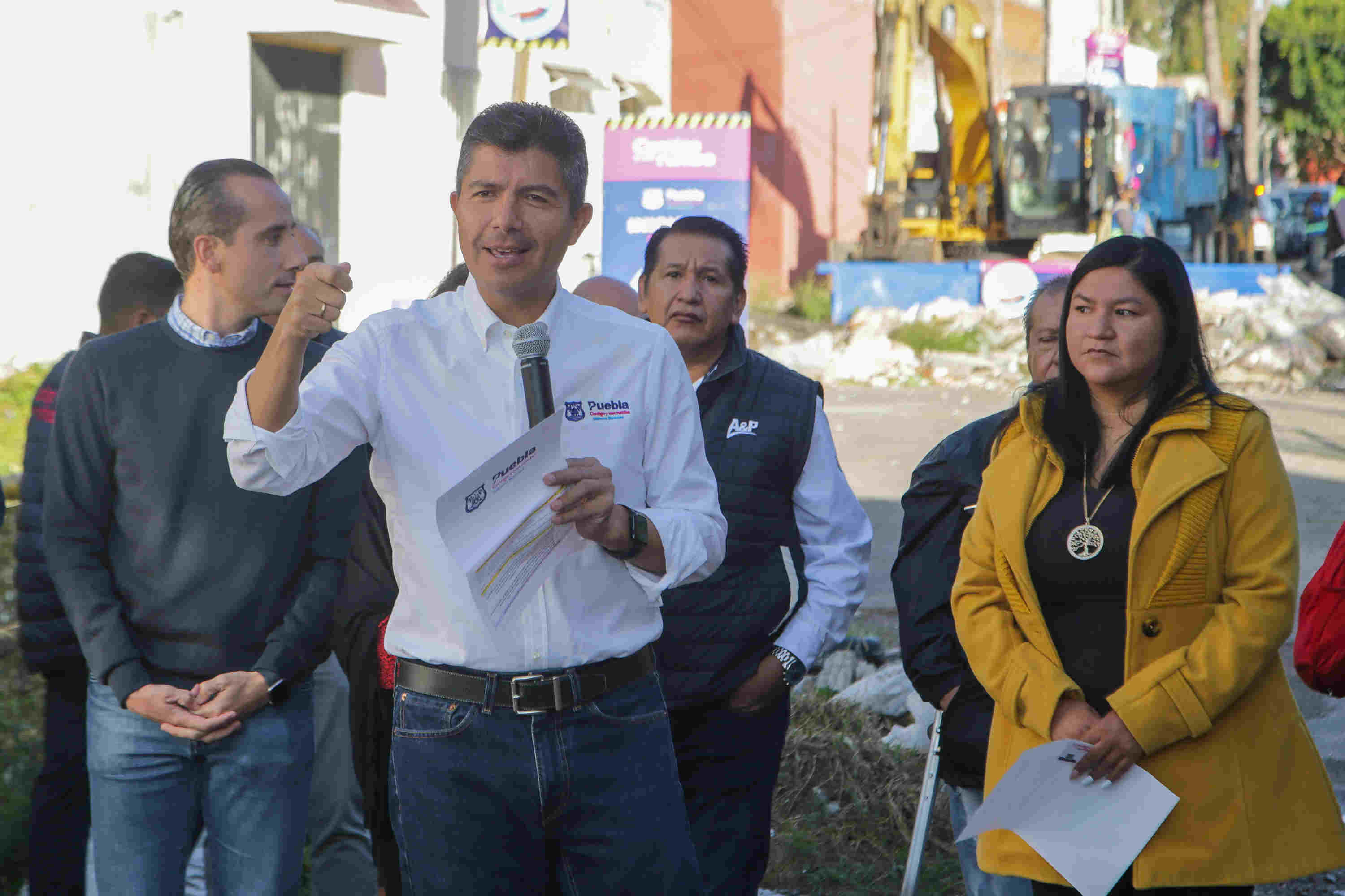 El alcalde Eduardo Rivera Pérez minimizó las críticas del senador Alejandro Armenta Mier, al asegurar que su gobierno sí sabe ejercer el recurso y no anda generando boquetes financieros