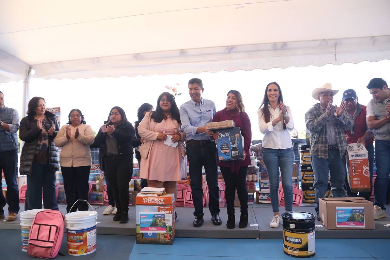 Mochilas escolares para el programa 'Bienestar Social'; y cubetas de pintura de tráfico y guarnición para 'Mejoramiento Participativo'
