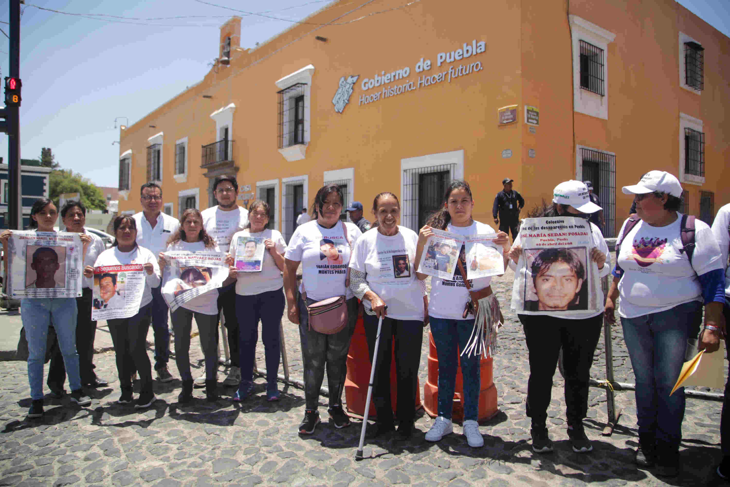 Comisión de Búsqueda de Personas Puebla afuera de Casa Aguayo