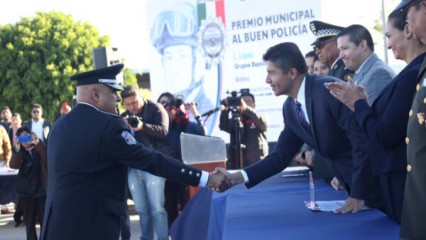 Ayuntamiento de Puebla condecora a nueve policías destacados