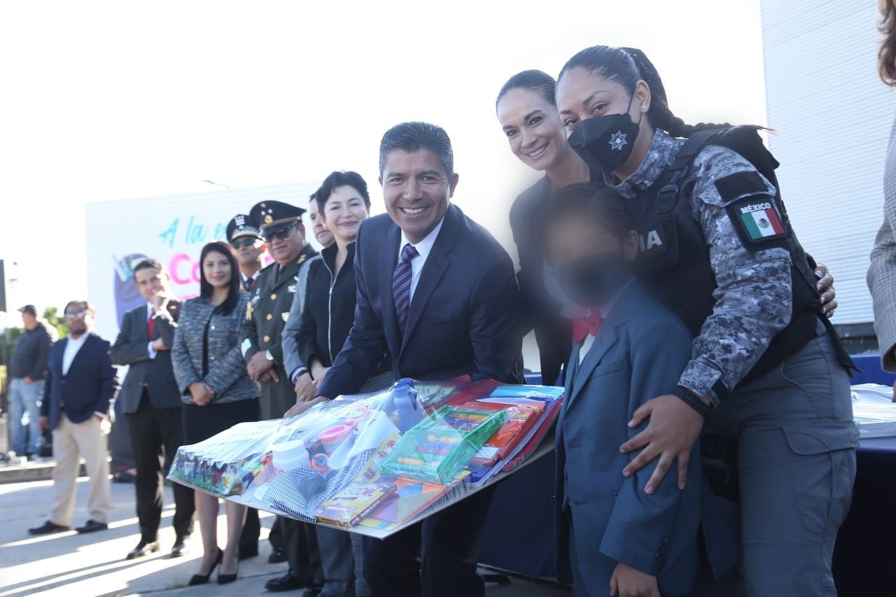 se otorga a las y los hijos de policías municipales mil 990 paquetes de útiles, así como, becas y apoyos para pagos de inscripciones, colegiaturas y reinscripciones