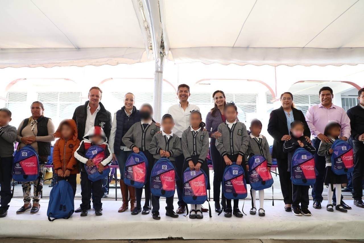  Se entregaron a 10 mil alumnos y alumnas de juntas auxiliares y comunidades indígenas de la capital útiles escolares para este regreso a clases.