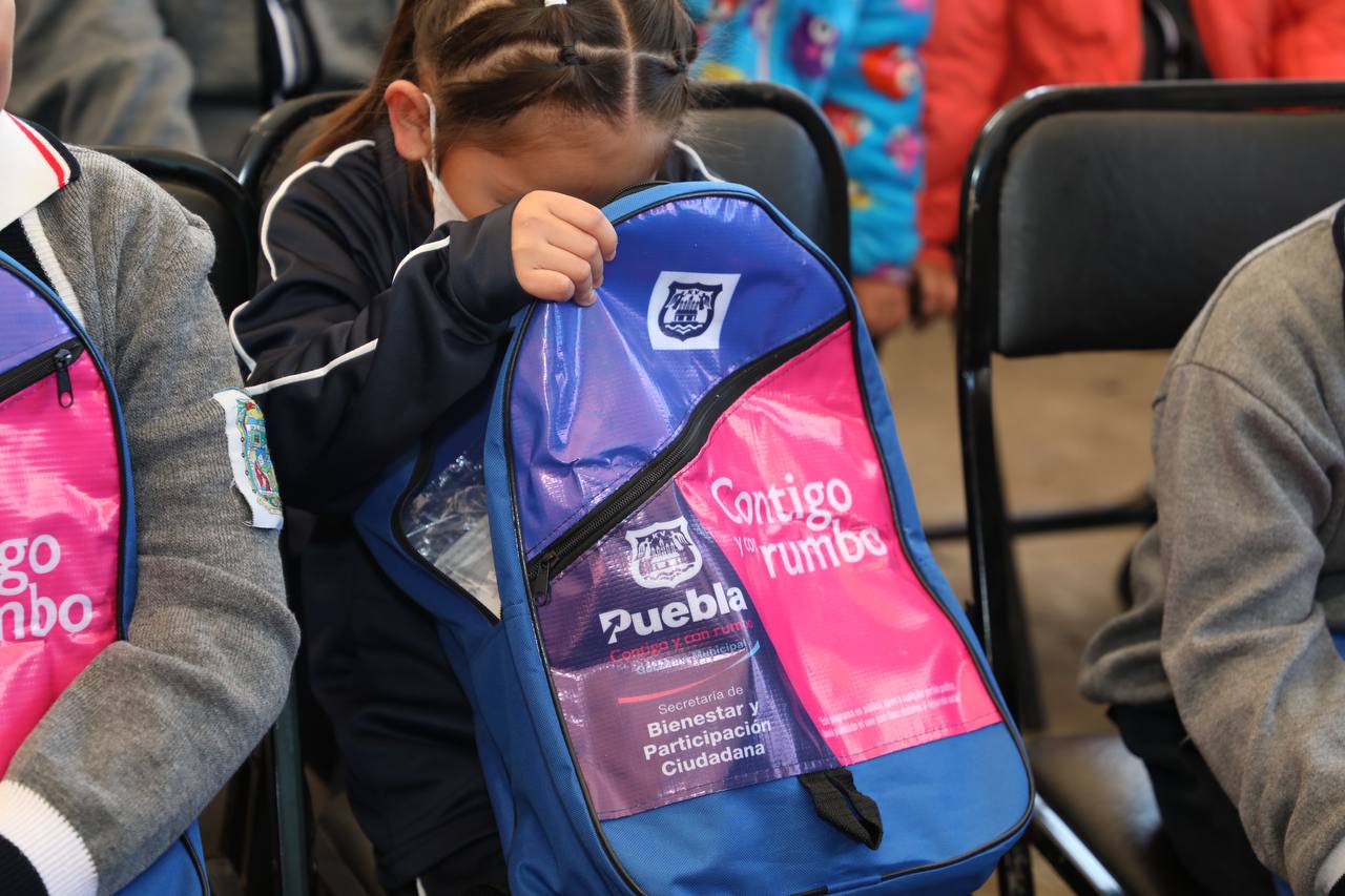 La entrega de estos paquetes que incluyen una mochila, cinco libretas, cuatro lápices, dos gomas, dos sacapuntas, tres lapiceros, tijeras, pegamento en barra, marcatextos y juego de geometría