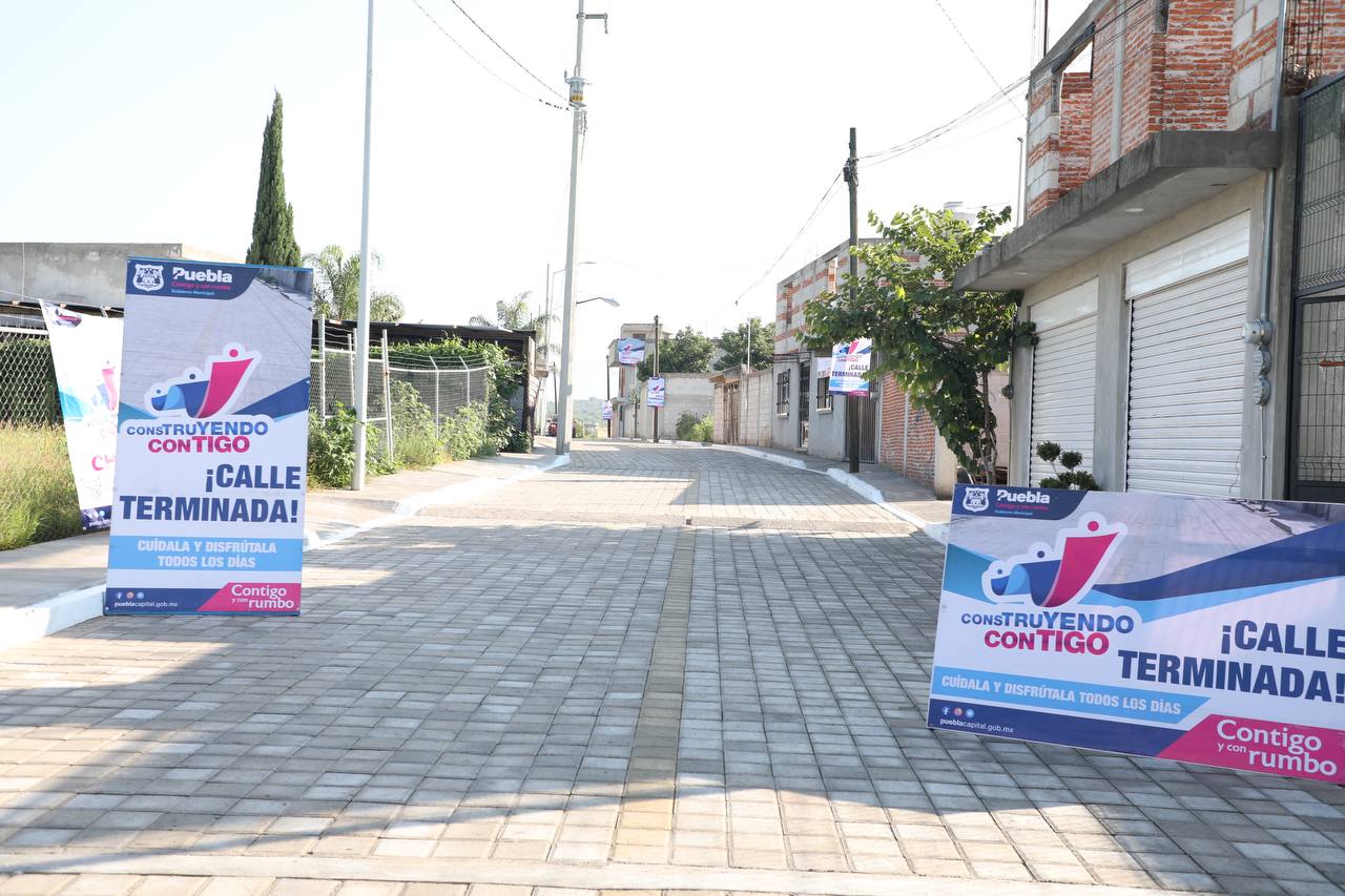 Se olocaron dos mil 314 metros cuadrados de adoquín, además de banquetas, guarniciones, dentellones y alumbrado público.