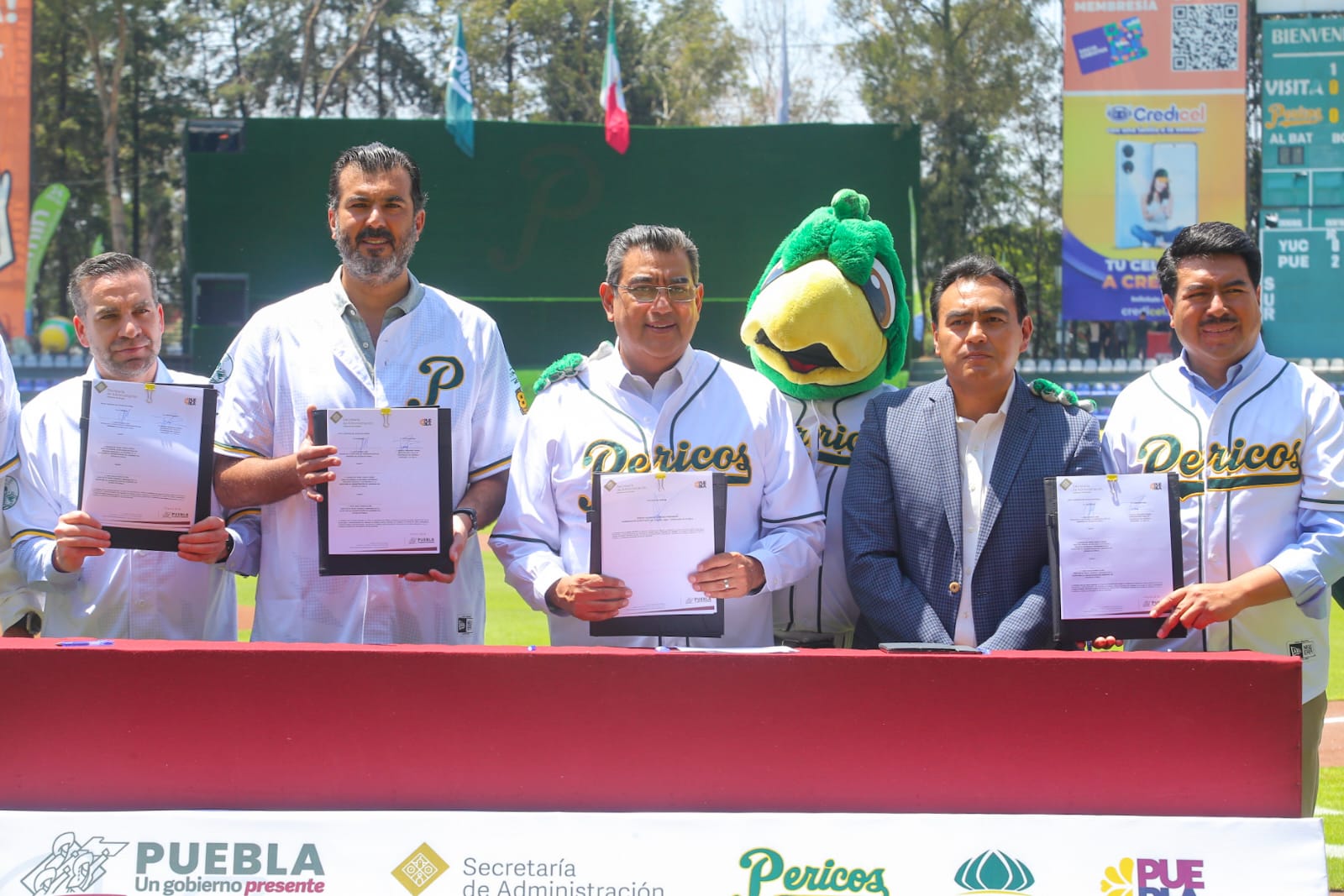 Encabeza Sergio Salomón entrega de concesión por 15 años del Parque de Béisbol Hermanos Serdán