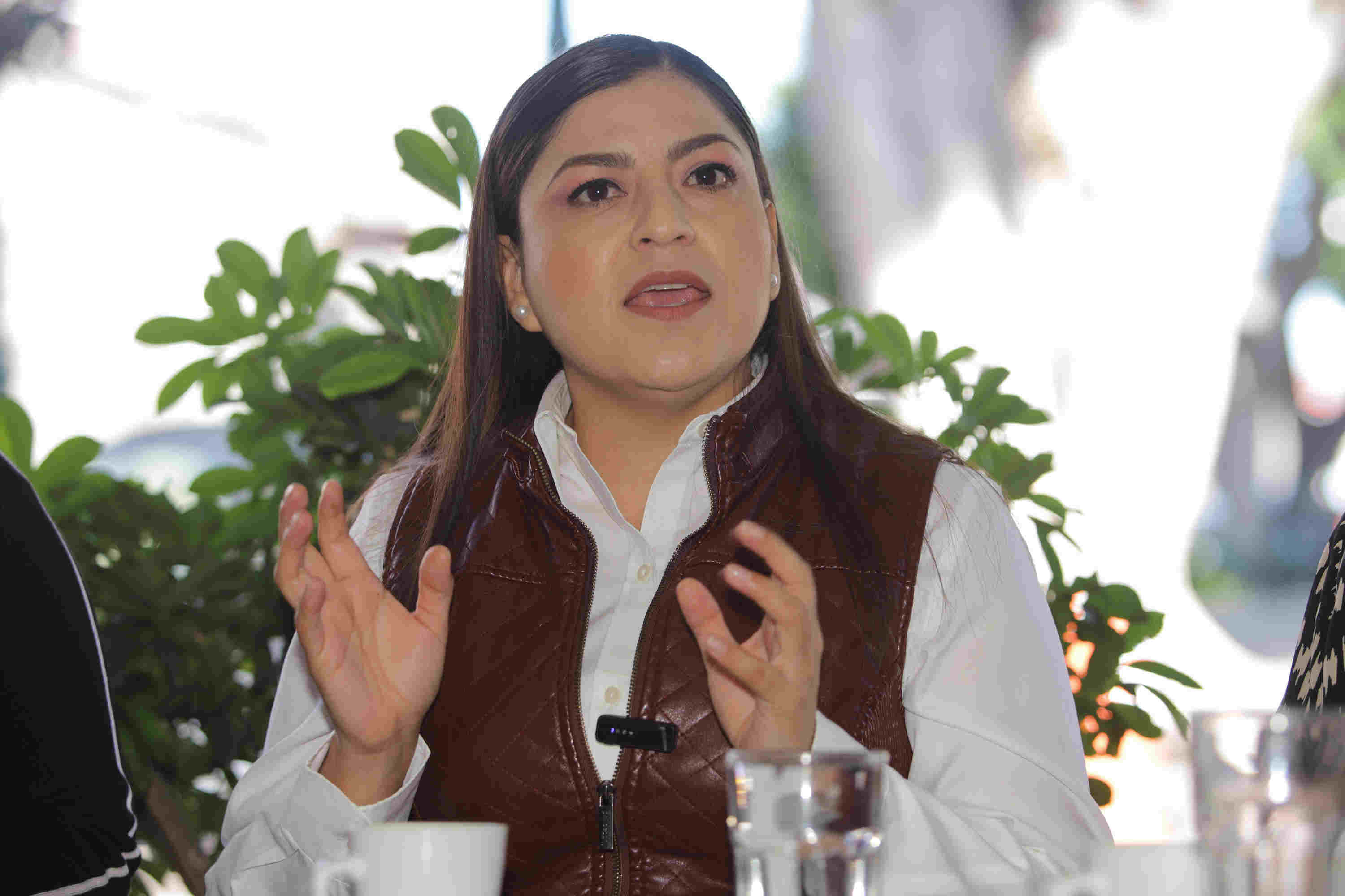 La expresidenta capitalina, Claudia Rivera, le pidió a las mujeres de todos los partidos políticos continuar con sus aspiraciones y no esperar hasta que un "hombre" les levante la mano