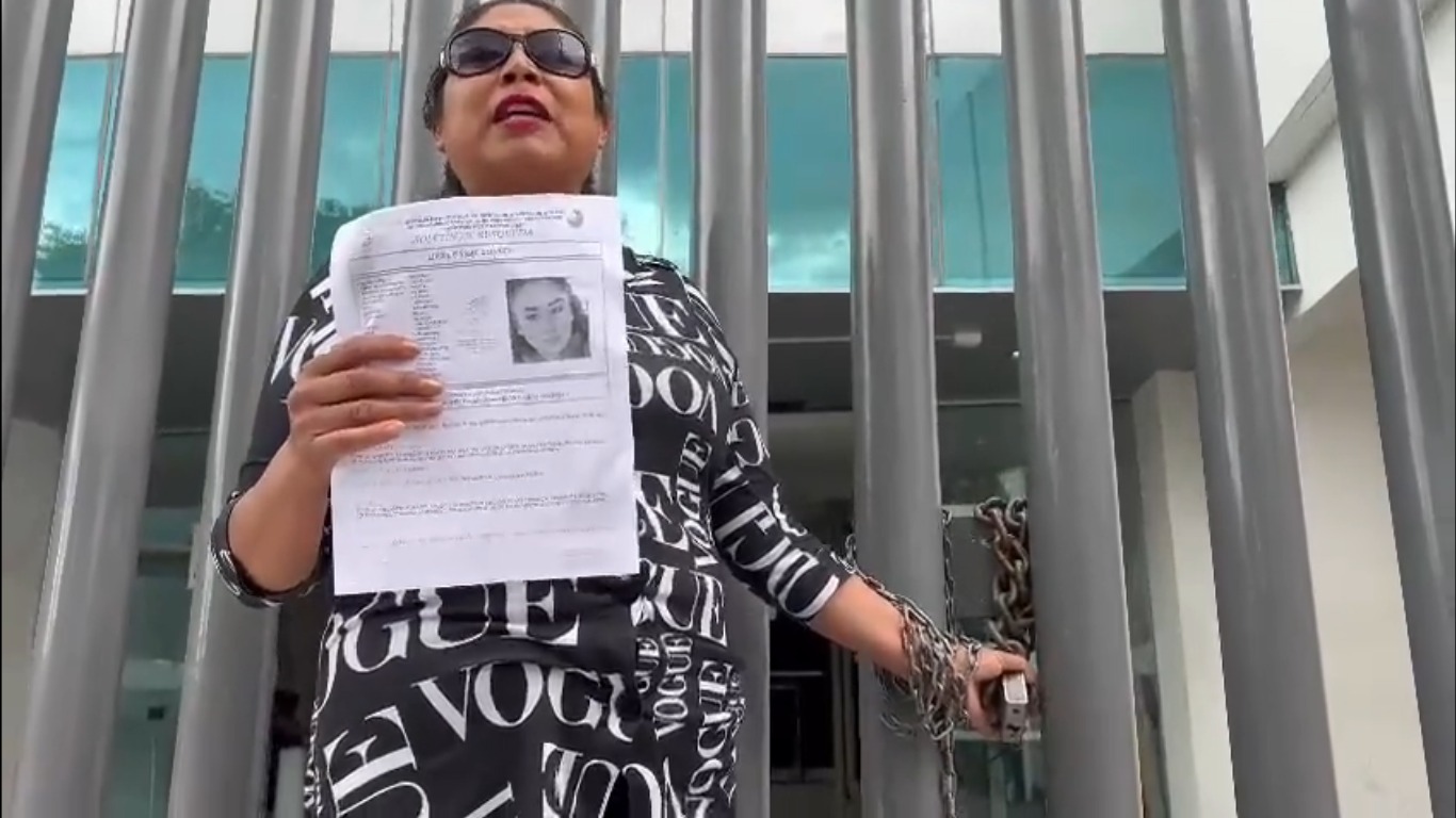 La desaparición de la joven Livier Daniel obligó a su madre a exigir justicia por lo cual se encadenó en las puertas de la FGE hasta que un funcionario salió a escucharla y comenzar con los trabajos de búsqueda.