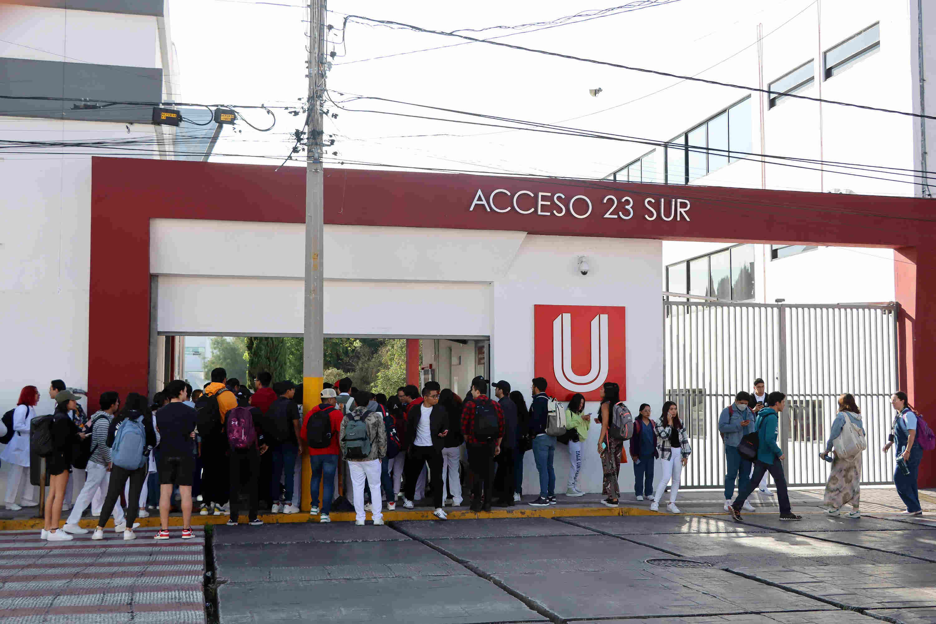 Estudiantes de la UPAEP realizaron un paro de actividades para exigir mayor seguridad en la zona, ya que a diario se registran al menos dos asaltos