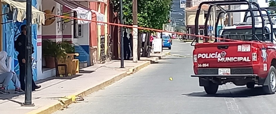 Elementos de la Guardia Nacional, junto con policías municipales y estatales, acordonaron toda la zona céntrica donde se perpetró el ataque para llevar a cabo un operativo y buscar a los responsables; no obstante, estos lograron escapar