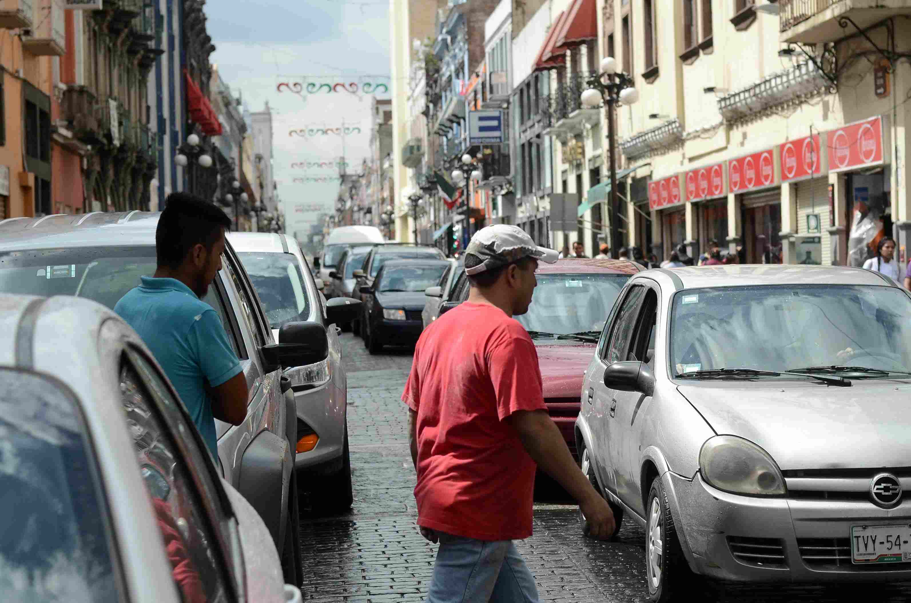 Emisiones de vehículos representan el 60% de la contaminación total del aire