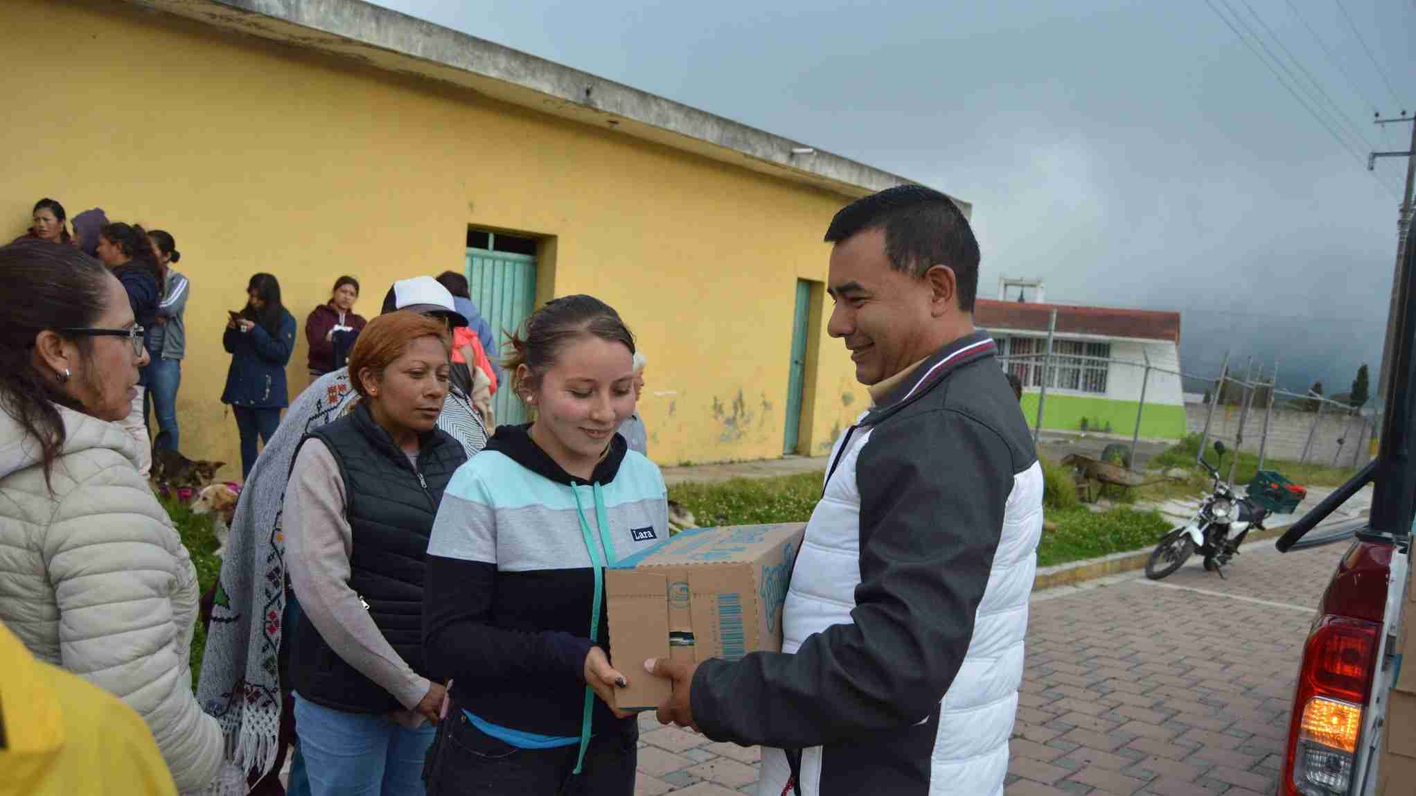 Isaac Rodríguez Ochoa, acompañado por miembros del Cabildo, llevó a cabo la segunda entrega de producto lácteo a los beneficiarios de diversas localidades.