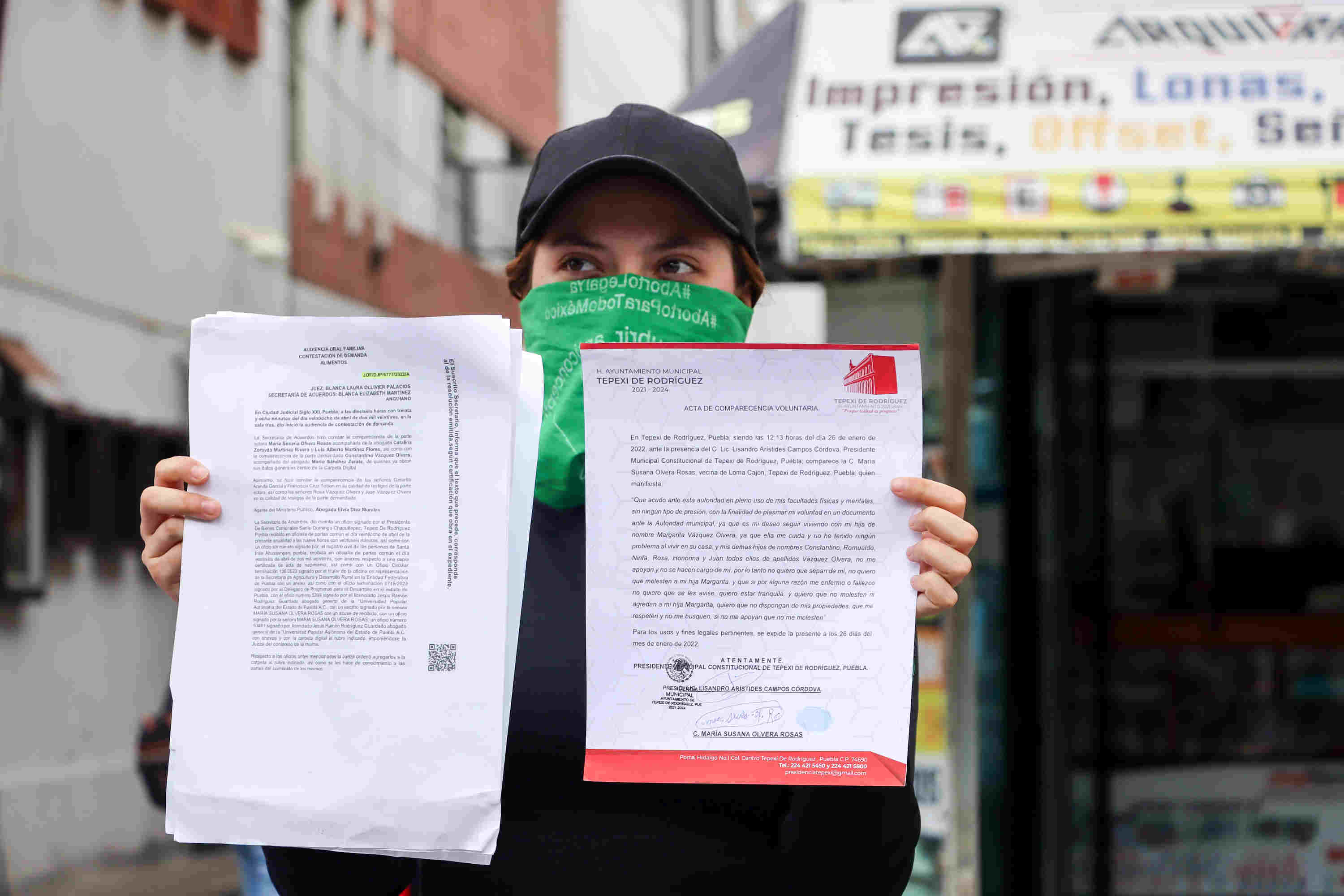 Verónica Flores, representante del colectivo Marea Violeta, acusa a dicha universidad de proteger a uno de sus trabajadores tras agredir a su madre de 78 años y su hermana de 55 años
