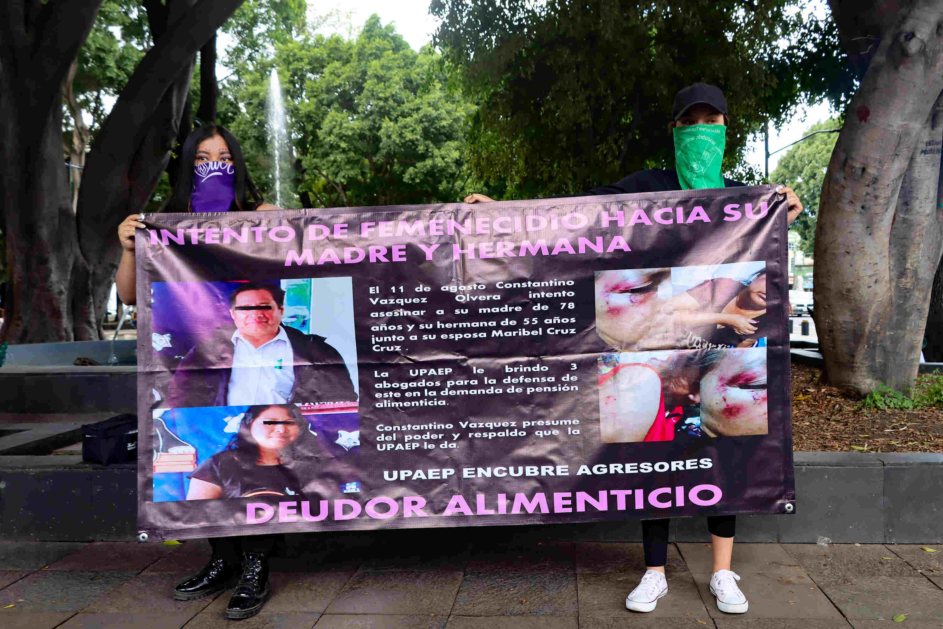 "UPAEP encubre agresores y deudores alimenticios" es la consigna de una de las agrupaciones en la marcha a la institución privada asentada en el Barrio de Santiago.