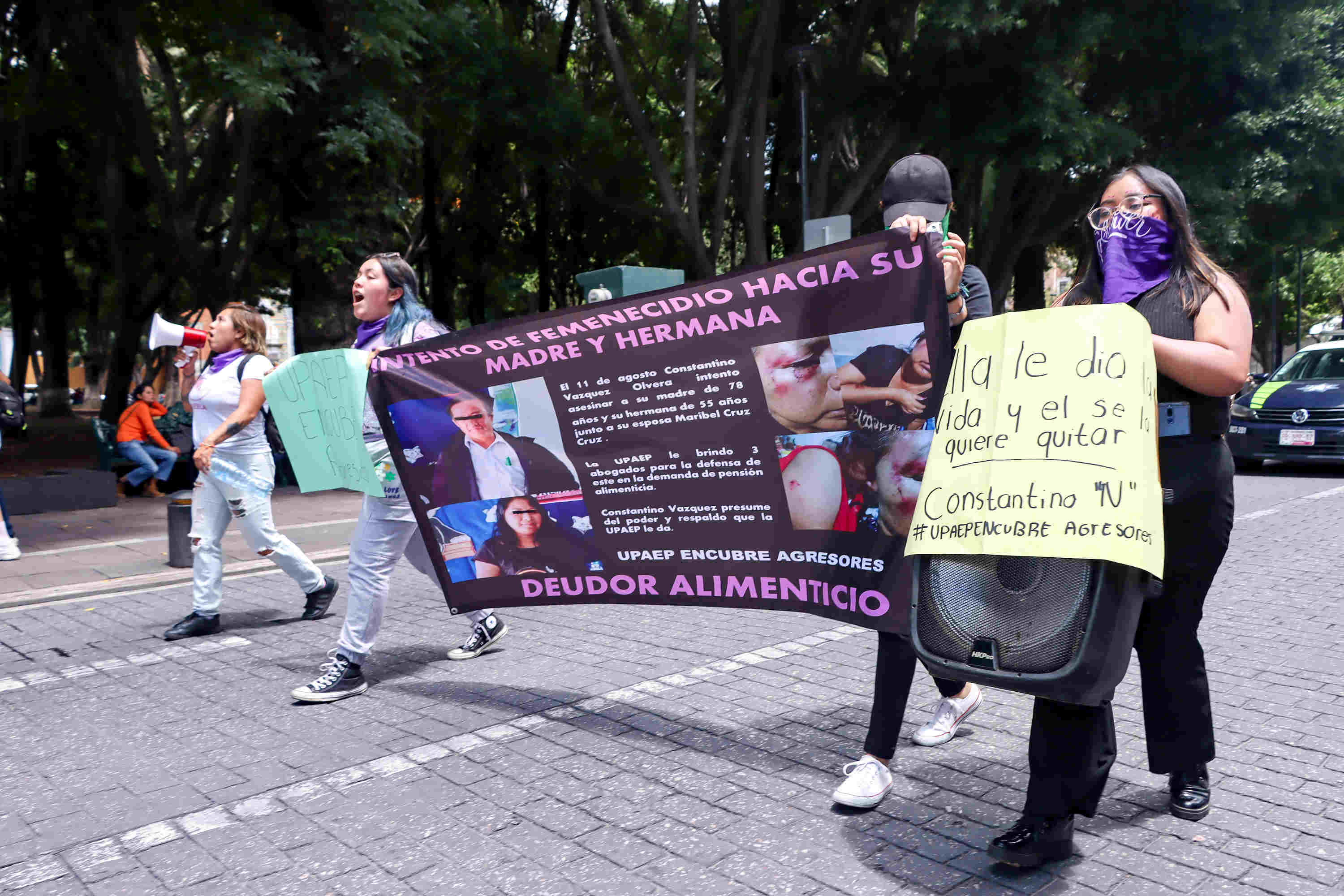 Las activistas detallaron que fue la misma UPAEP quien brindó al supuesto agresor el apoyo de tres abogados para poder defenderse en la demanda de pensión alimenticia