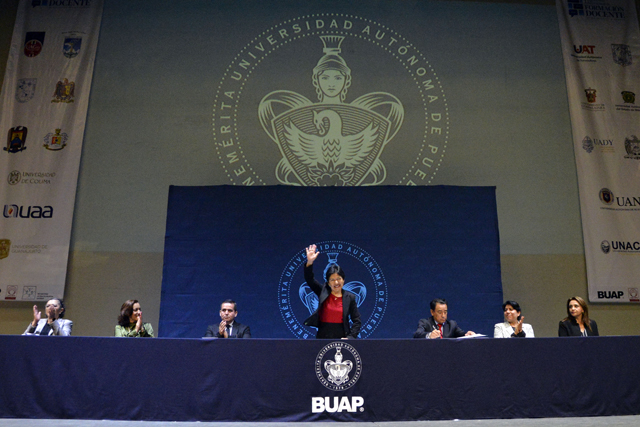 Docentes de México Reflexionan sobre Desafíos Educativos en la BUAP