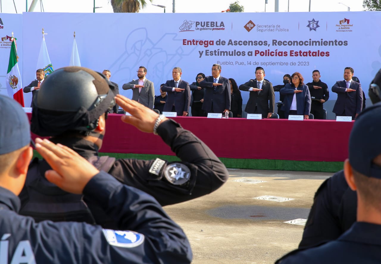 Se entregaron estímulos y ascensos a policías estatales por acciones relevantes en el cumplimiento de su deber