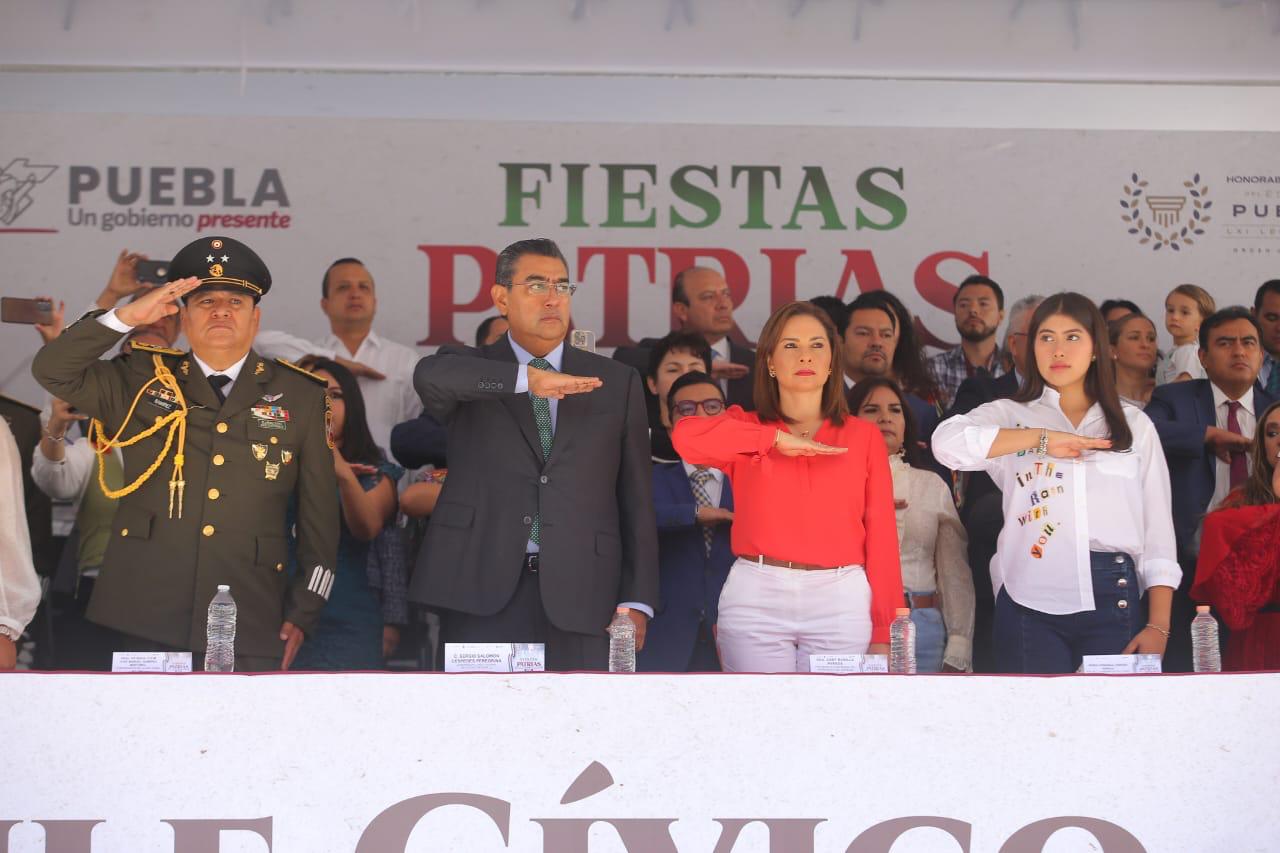 Gobernador Sergio Salomón realiza doble desfile del 16 de septiembre