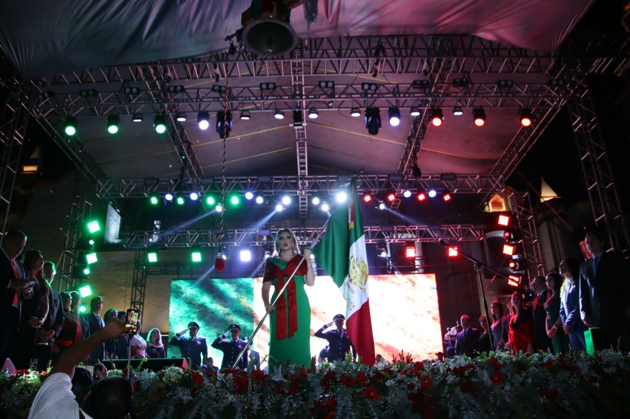 Paola Angon encabezando la celebración del Grito de Independencia 2023 en San Pedro Cholula