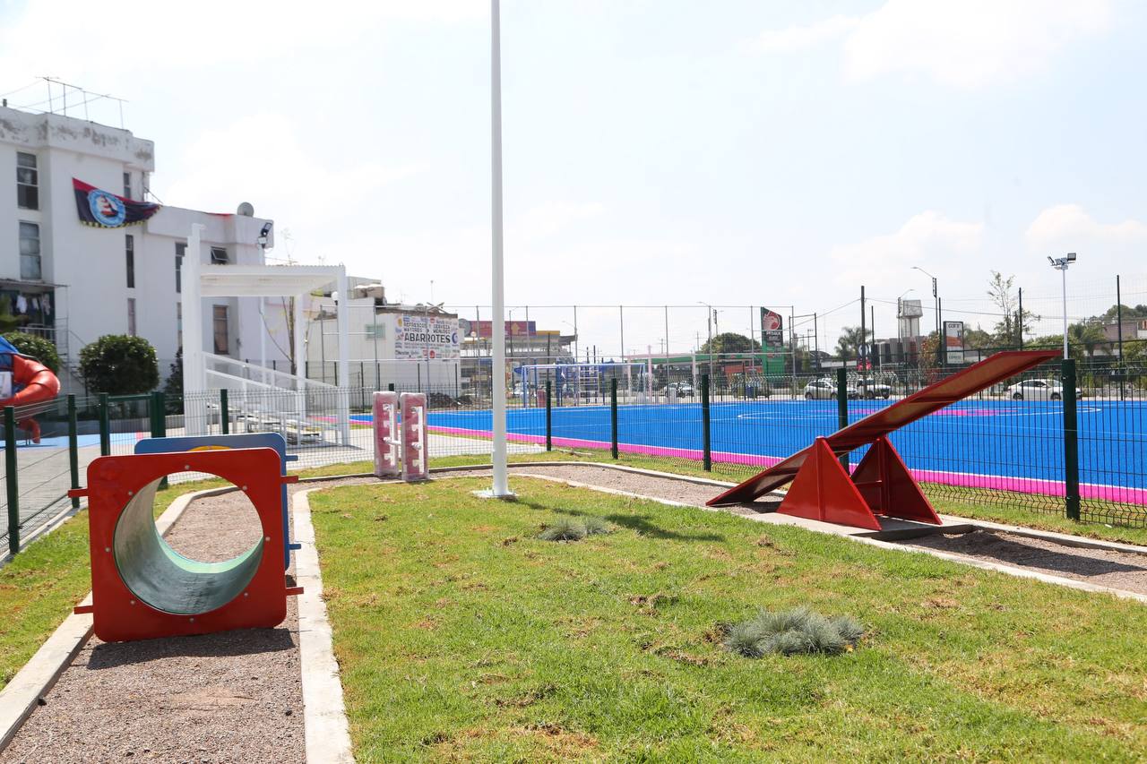 Se le renovó el pasto sintético y las porterías de la cancha de fútbol, se instalaron mesas de ajedrez, parrillas para asar, nuevas luminarias y aparatos de calistenia