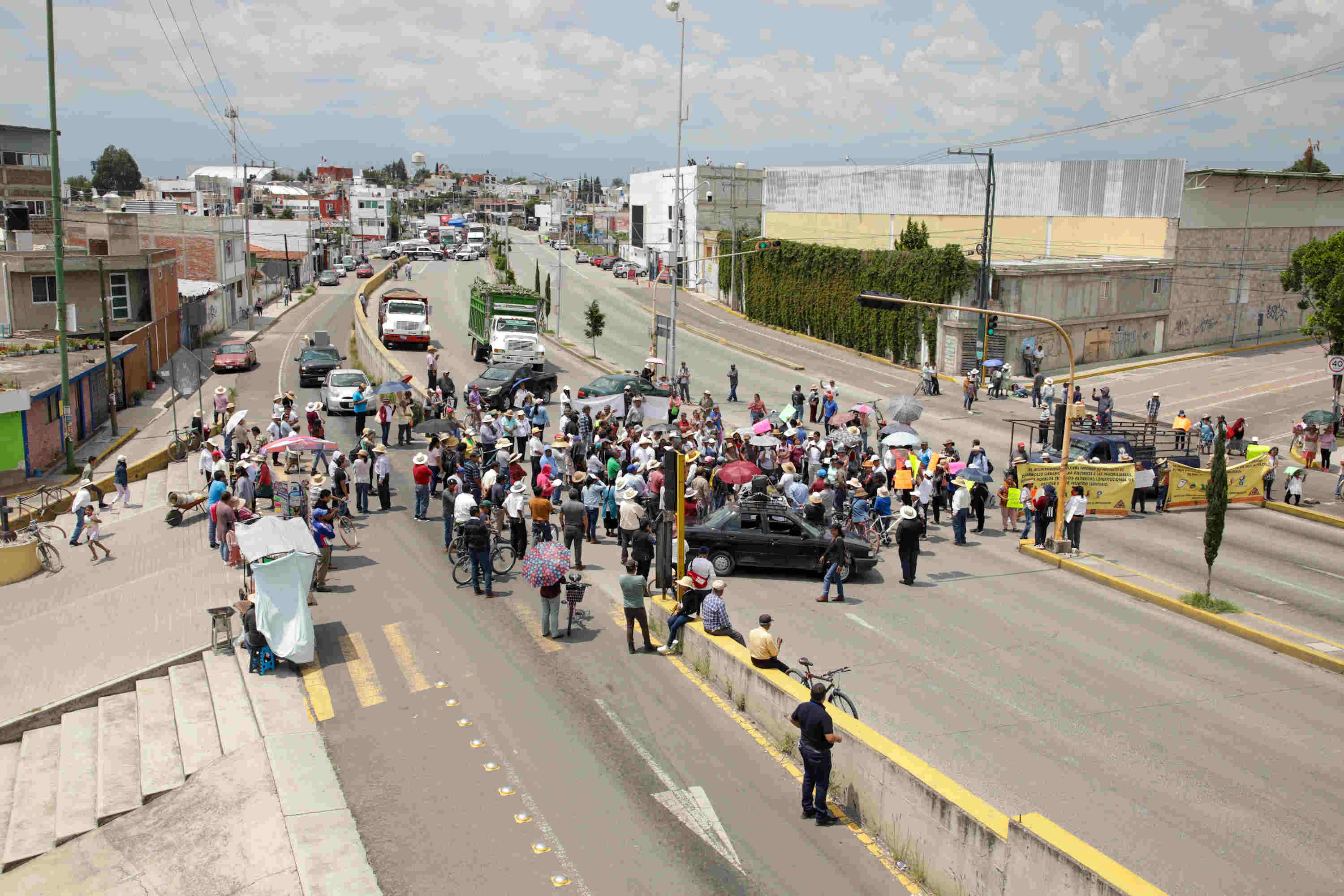 Representantes de los Pueblos Originarios de San Andrés Cholula realizaron una manifestación en la Plaza Principal de San Bernardino Tlaxcalancingo, en contra del proyecto de desarrollo urbano del ayuntamiento de Edmundo Tlatehui