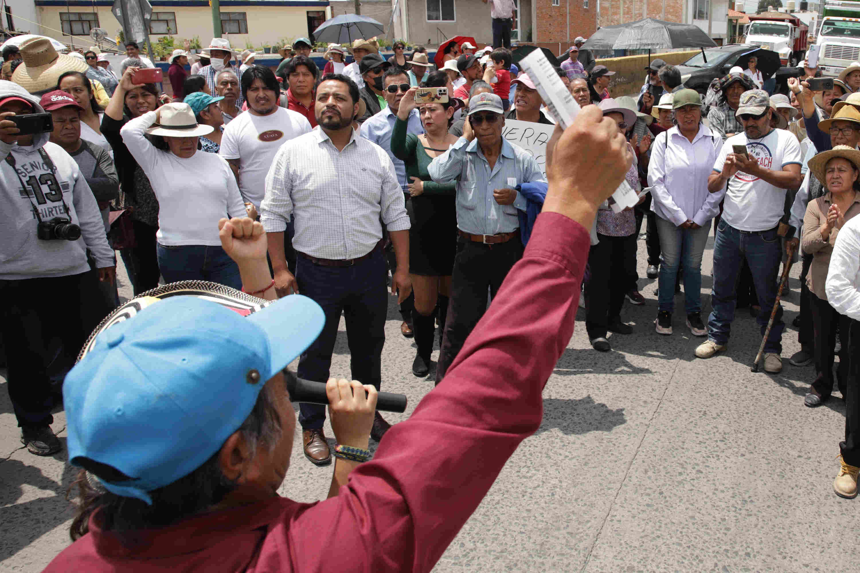 Con un toque de campanas y perifoneo fue como los habitantes de Tlaxcalancingo comenzaron a invitar al resto de la comunidad a unirse a la manifestación para exigir al ayuntamiento que reconsidere el proceso de la consulta