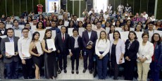 Rectora María Lilia Cedillo Ramírez entrega Premio Ceneval al Desempeño de Excelencia-EGEL a destacados egresados