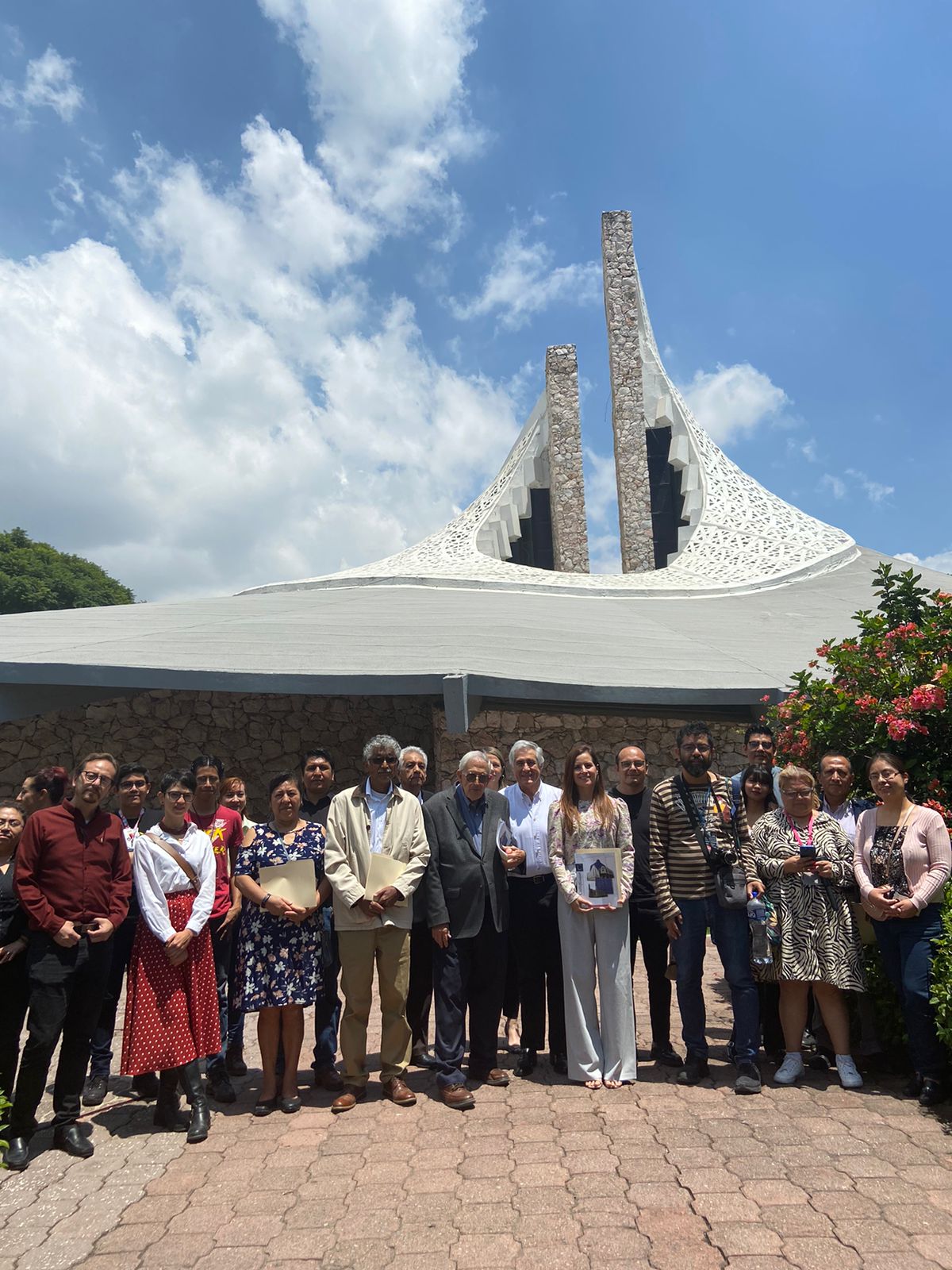 Las colaboradoras y colaboradores que participan en la edición “Patrimonio Artístico de Puebla”, son reconocidos arquitectos, investigadores y promotores de la arquitectura moderna o del Siglo XX,