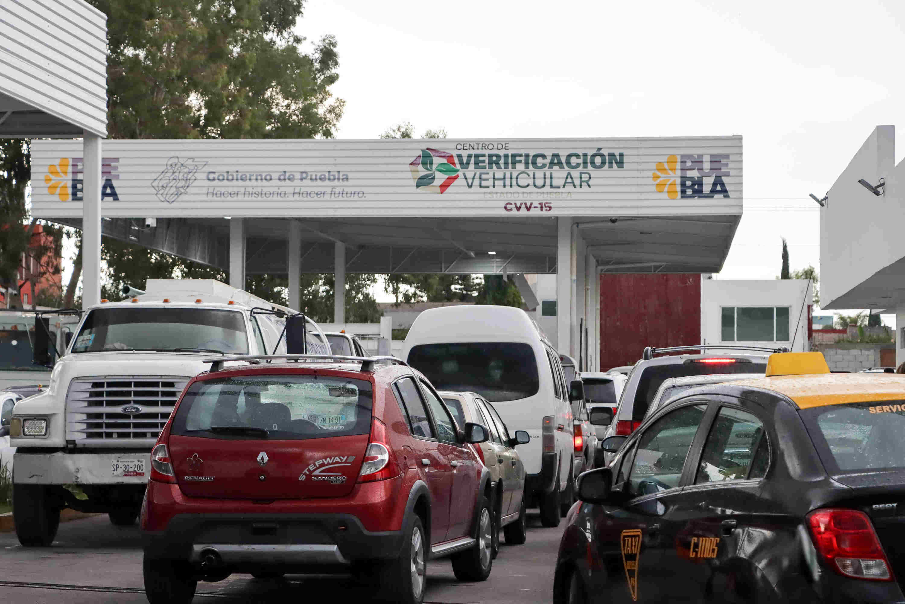 Según la Secretaría de Medio Ambiente, en el primer semestre del año 427 mil 343 vehículos realizaron su servicio de verificación