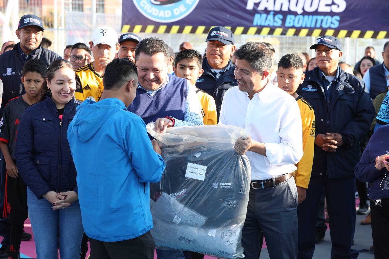 Eduardo Rivera hizo entrega de mil 435 uniformes a personal de Servicios Públicos,