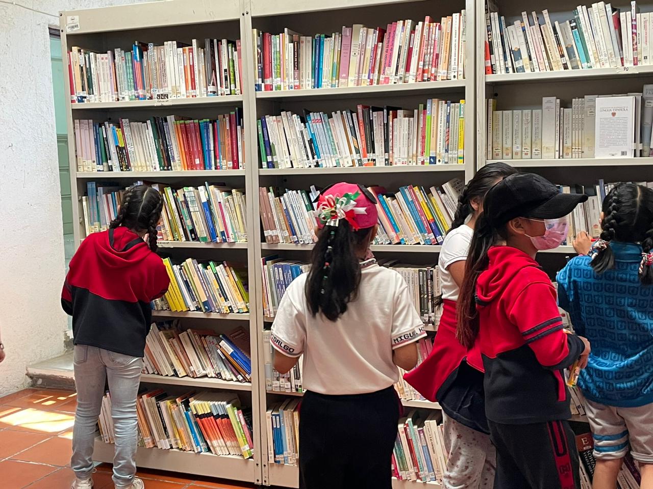 La secretaria Merlo Talavera mencionó que algunos municipios en el interior del estado también tienen programas de becas y que estas en conjunto disminuyen la brecha de educación.
