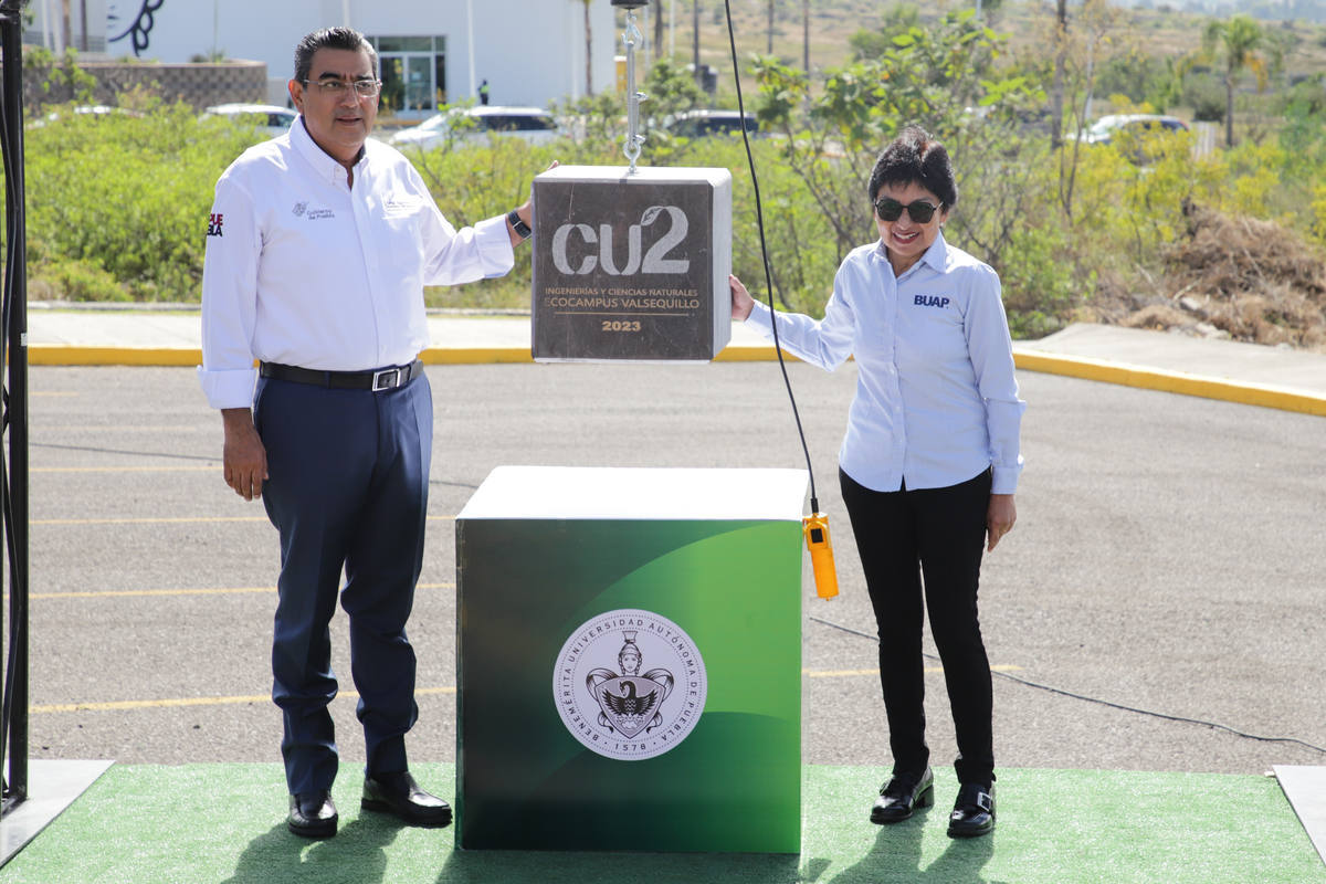 El gobernador Sergio Salomón Céspedes Peregrina y la rectora de la BUAP, Lilia Cedillo, colocaron la primera piedra de Ciudad Universitaria ll